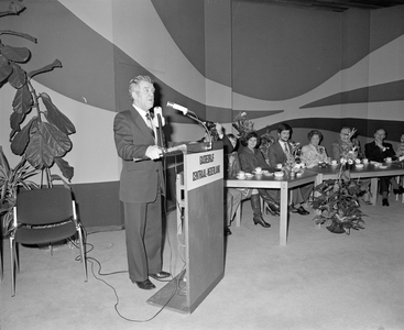 883281 Afbeelding van de bijeenkomst ter gelegenheid van het afscheid van de heer Verheul bij het Gasbedrijf Centraal ...